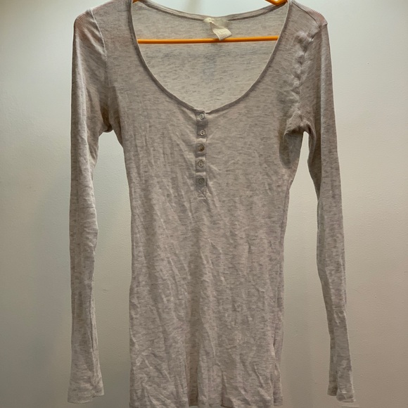 H&M BASIC LONG SLEEVE SIZE m - Picture 1 of 4